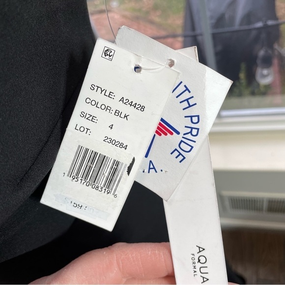 AQUA
Scuba Crepe One-Shoulder Dress - 100% Exclusive Black Size 4 form fitting - Picture 8 of 12